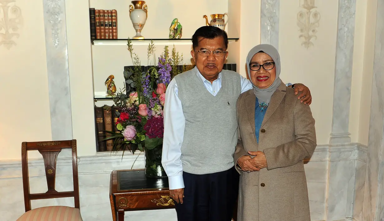 Wakil Presiden Jusuf Kalla bersama Mufidah Kalla saat kunjungan kerja di Jenewa, Swiss, Rabu (15/5/2019). JK menerima kejutan ulang tahun ke-77 di sela kunjungan ke Swiss dari segenap rombongan yang menyertai Wapres RI menghadiri sebuah pertemuan yang diinisiasi PBB. (Liputan6.com/Tim Media Wapres)