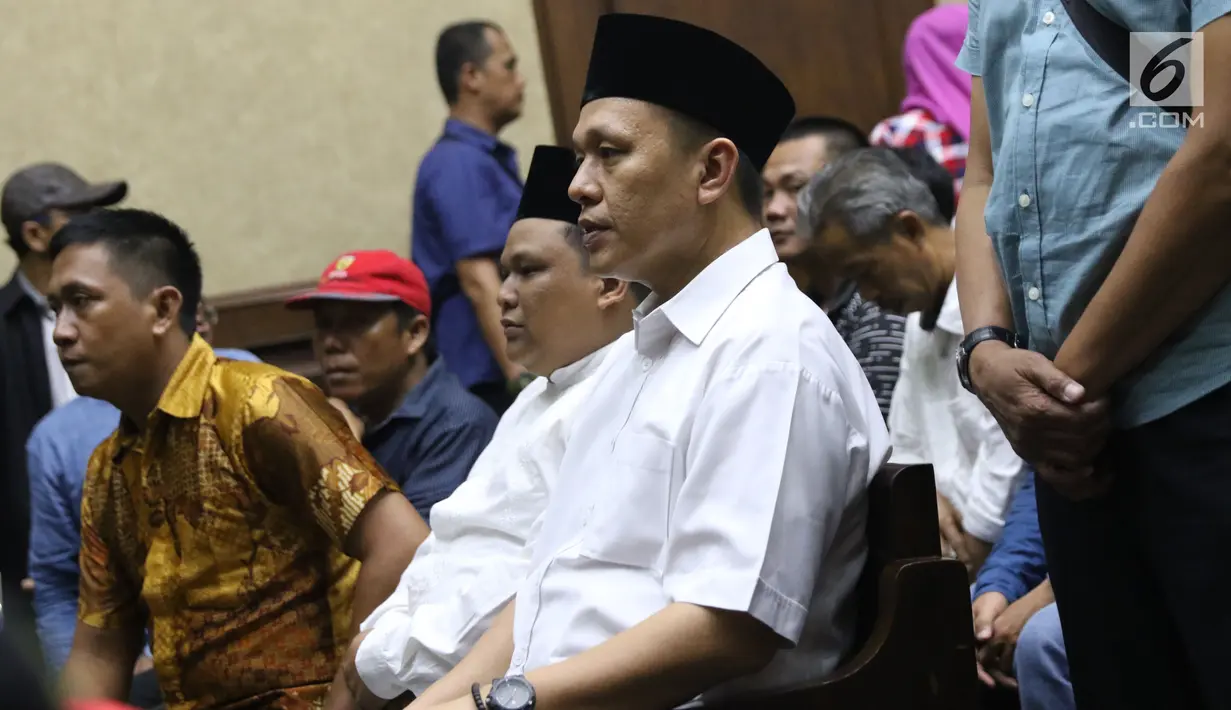 Bupati Lampung Tengah nonaktif, Mustafa saat menjalani sidang putusan di Pengadilan Tipikor, Jakarta, Senin (23/7). Sebelumnya, JPU KPK menuntut Mustafa dengan hukuman selama 4,5 tahun. (Liputan6.com/Helmi Fithriansyah)