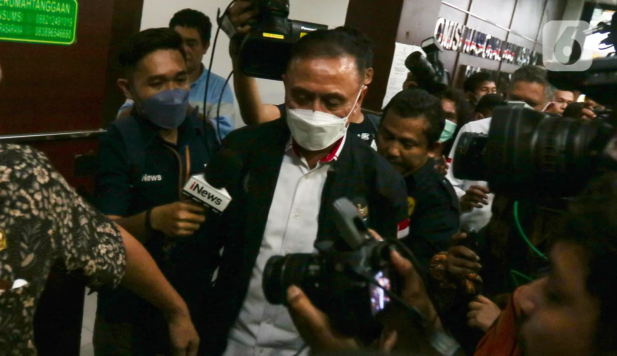 Ketua Umum PSSI Mochamad Iriawan tiba untuk dimintai keterangan di Kantor Komnas HAM, Jakarta, Kamis (13/10/2022). Komnas HAM meminta keterangan PSSI dan pihak penyelenggara siaran pertandingan Arema melawan Persebaya 1 Oktober 2022 untuk proses pemantauan dan penyelidikan atas kasus tragedi kemanusiaan Stadion Kanjuruhan Malang. (Liputan6.com/Angga Yuniar)