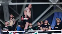 Pentolan Bondho Nekat atau Bonek, Cak Tessy, memimpin langsung suporter Persebaya saat bertandang ke markas Persija Jakarta pada laga BRI Liga 1 di Stadion Utama Gelora Bung Karno (SUGBK), Jakarta.(Bola.com/M Iqbal Ichsan)