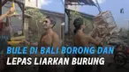 Menurut bule tersebut, burung seharusnya hidup di alam bebas dan tidak terkurung di sangkar.