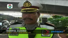 Kondisi lalu lintas di fly over Gatot Subroto terlihat sangat padat dan semrawut akibat pengerjaan proyek underpass Mampang-Kuningan. 