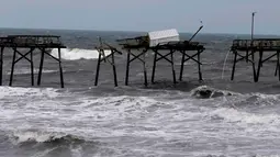 Jembatan pemancingan rusak setelah badai Florence menerjang Carolina Utara, AS, Minggu (16/9). Sebanyak 17 orang dilaporkan tewas akibat badai Florence yang menerjang Carolina Selatan dan Utara. (AP Photo/Tom Copeland)