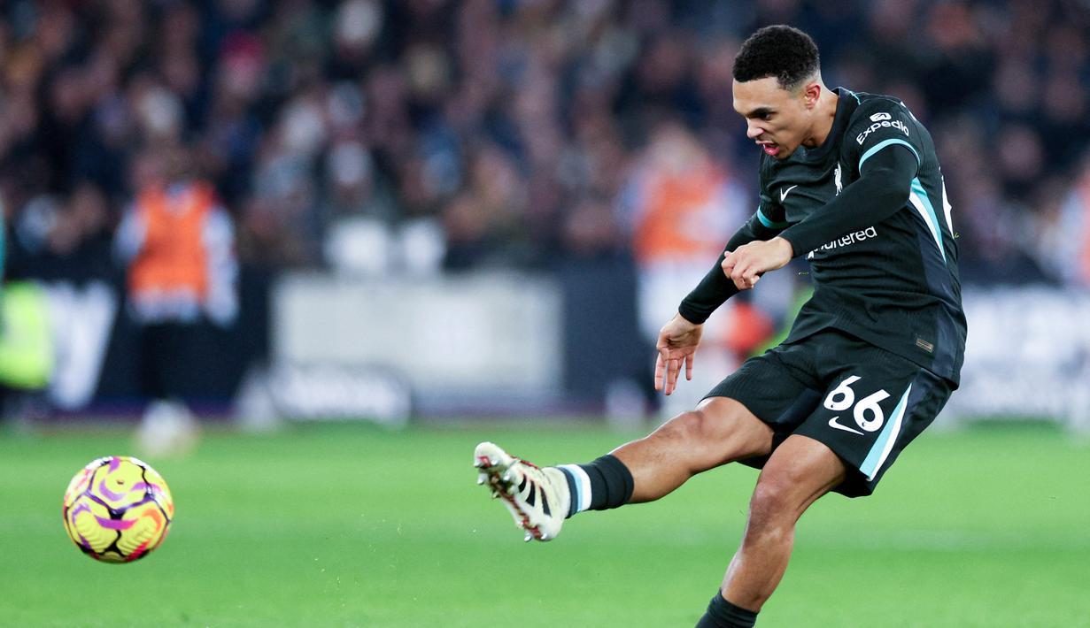 Pada paruh kedua, giliran Trent Alexander-Arnold dan Diogo Jota yang menjebol gawang West Ham. (AFP/Adrian Dennis)
