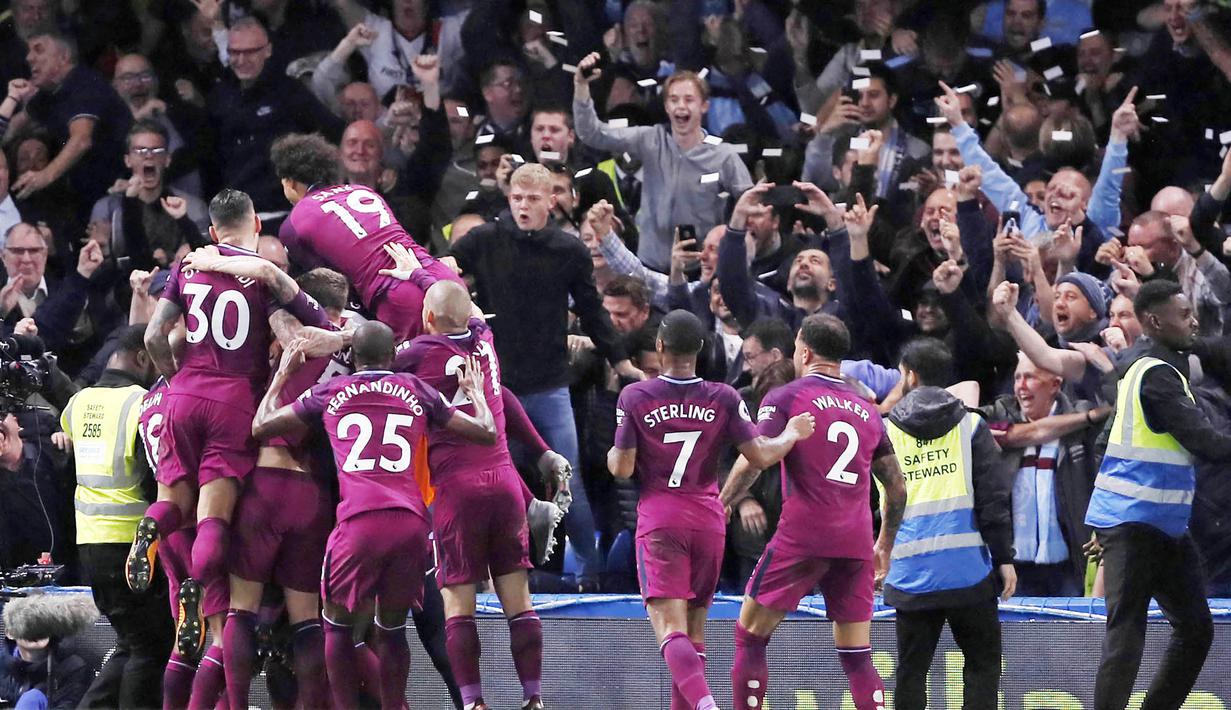Para pemain Manchester City merayakan gol yang dicetak oleh Kevin De Bruyne ke gawang Chelsea pada laga Premier League di Stadion Stamford Bridge, Sabtu (30/9/2017). Manchester City menang 1-0 atas Chelsea. (AP/Kirsty Wigglesworth)
