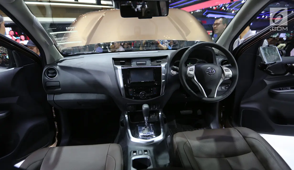 Interior Mobil Nissan Terra pada acara Gaikindo Indonesia International Auto Show (GIIAS) 2018 di ICE BSD, Tangsel Kamis (2/8). Nissan Terra berbeda dengan versi Thailand yang menggunakan mesin 2.3 Twin Turbo. (Liputan6.com/Fery Pradolo)