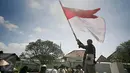 Seorang pejuang kemerdekaan mengibarkan bendera merah putih setelah berhasil menduduki kota pada teatrikal serangan umum 1 maret 1949 di benteng Vredeburg, Yogyakarta, (6/3). (Boy Harjanto)