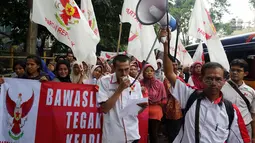 Massa dari Partai Republik menyampaikan orasi dalam unjuk rasa di depan Gedung Bawaslu RI, Jakarta, Kamis (8/3). Mereka meminta kepada Bawaslu agar meloloskan beberapa hal, salah satunya diikutsertakan dalam pemilu 2019. (Liputan6.com/Johan Tallo)