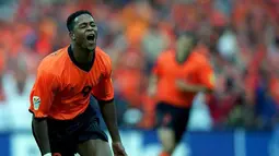 Patrick Kluivert mencetak 5 gol dan meraih sepatu emas Piala Eropa 2000, namun Belanda gagal menjadi juara setelah kalah adu penalti dari Italia di semifinal. (www.squawka.com)