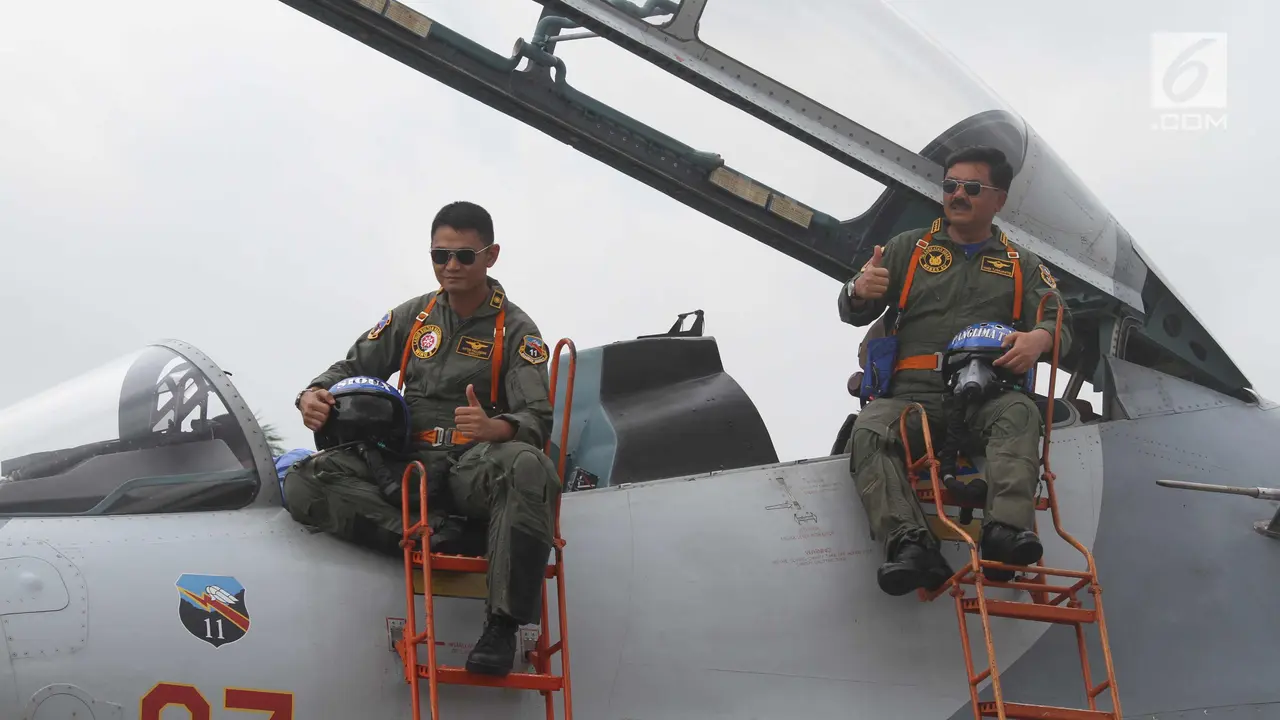 Panglima dan Kapolri Saat Naik Sukhoi