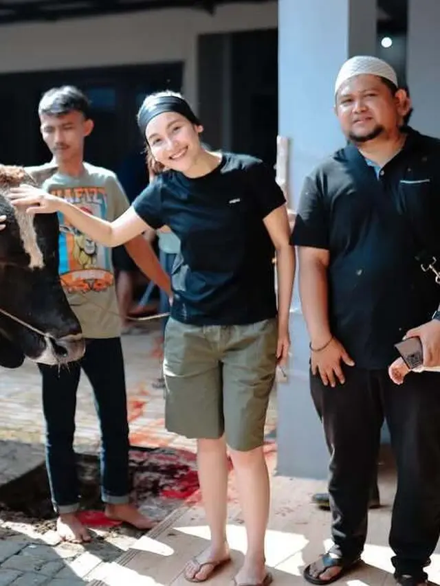 Potret Ayu Ting Ting Ikut Potong Daging Kurban/Instagram Ayu Ting Ting