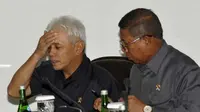 Menko Perekonomian Hatta Rajasa (kiri) memegang kening saat berbincang dengan Mensesneg Sudi Silalahi sebelum ratas yang dipimpin Presiden SBY di Kantor Kepresidenan, Jakarta, Senin (25/4).(Antara)