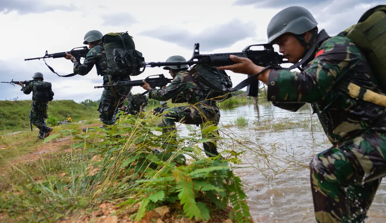 Prajurit TNI dari Batalyon Infanteri Raider berpartisipasi dalam latihan perang gerilya di pangkalan mereka di Banda Aceh, provinsi Aceh, 30 April 2019.  Prajurit batalion raider dilatih  untuk siap melakukan berbagai operasi khusus dan penugasan mendadak. (CHAIDEER MAHYUDDIN / AFP)