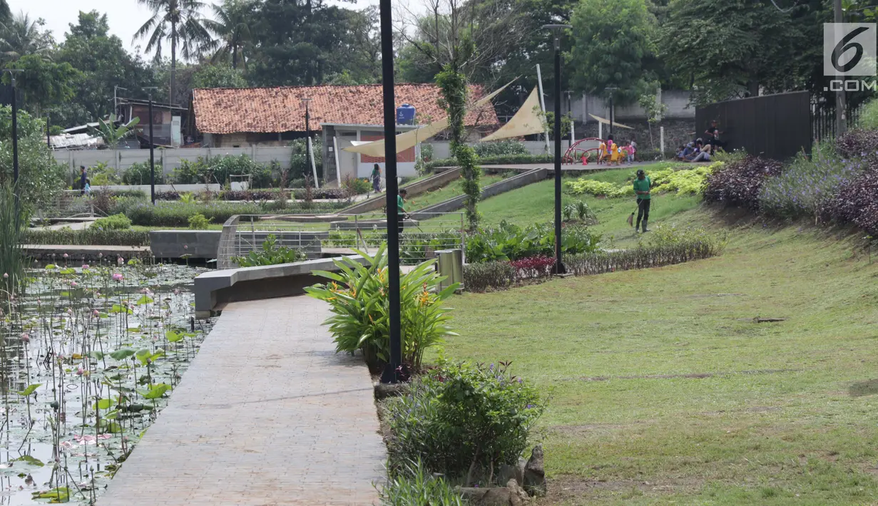Petugas merapikan rumput di kawasan Taman Piknik, Jakarta, Minggu (20/1). Taman seluas 1 hektar ini menjadi salah satu tempat warga untuk menghabiskan waktu luang di hari libur. (Liputan6.com/Helmi Fithriansyah)