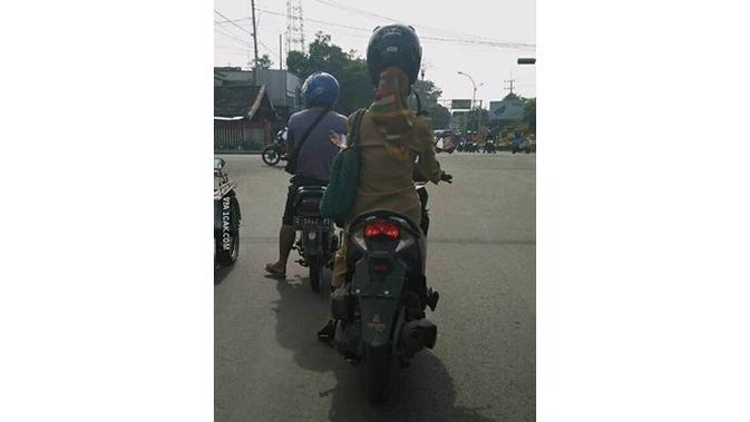 6 Kelakuan Cewek saat Pakai Helm di Jalan Ini Kocak (sumber: Instagram.com/awreceh.id)