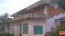 Citizen6, Bandung: SMP Negeri 1 Kertasari, Kabupaten Bandung, rusak parah akibat gempa bumi. Hingga saat ini sekolah tersebut belum di renovasi. (Pengirim: Sany Bahtiar)