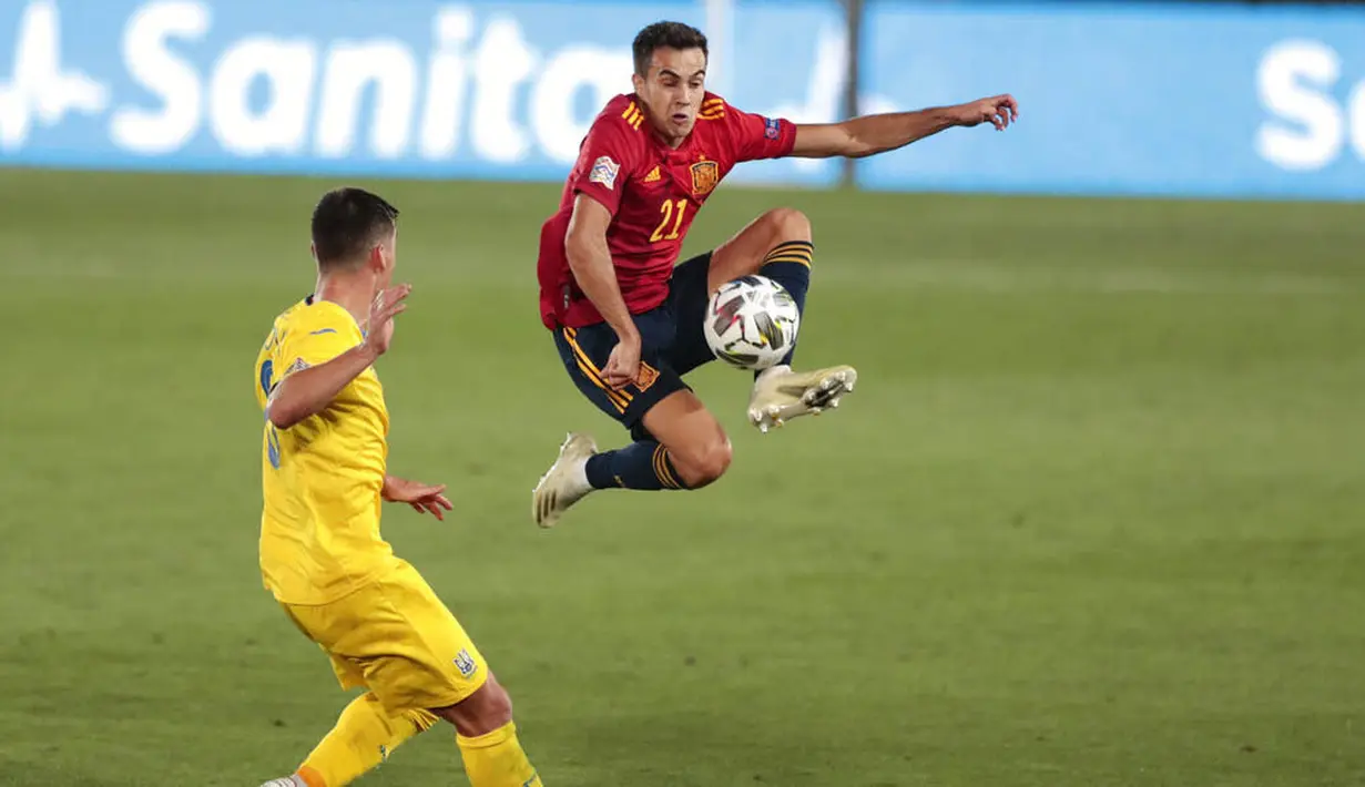Pemain Spanyol, Sergio Reguilon, mengontrol bola saat melawan Ukraina pada laga UEFA Nations League Estadio Alfredo Di Stefano, Senin (7/9/2020). Spanyol menang 4-0 atas Ukraina. (AP Photo/Bernat Armangue)