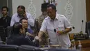 Menteri Dalam Negeri (Mendagri), Tito Karnavian sesaat sebelum mengikuti rapat kerja dengan Badan Legislasi DPR terkait pembahasan RUU Pilkada di Kompleks Parlemen, Senayan, Jakarta, Rabu (21/8/2024). (merdeka.com/Arie Basuki)