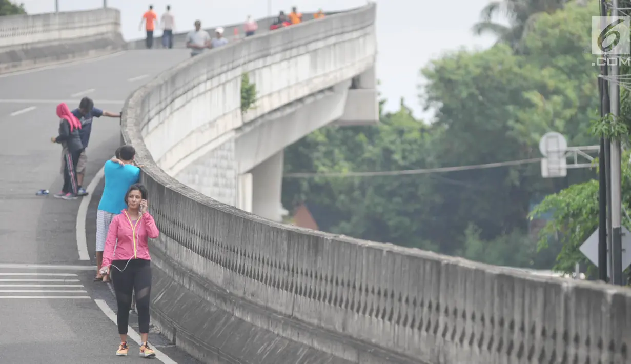 Sejumlah warga beraktivitas di Jalan Layang Non-Tol Antasari saat hari pertama pemberlakuan car free day di Jakarta, Minggu (14/1). Pemanfaatan JLNT Antasari ini, diberlakukan mulai Minggu, 14 Januari 2018. (Liputan6.com/Immanuel Antonius)