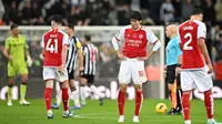 Reaksi kecewa sejumlah pemain Arsenal setelah kalah 0-1 dari Newcastle United pada laga lanjutan Liga Inggris 2023/2024 yang berlangsung di Stadion St. James' Park, Newcastle, Inggris, Minggu (05/11/2023) WIB. Kekalahan ini menjadi yang pertama bagi Arsenal pada musim 2023/2024. (AFP/Oli Scarff)