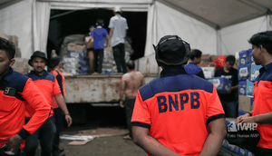 Penyerahan bantuan IWIP kepada masyarakat terdampak banjir dan longsor Sumatera di Posko BNPB Halim Perdanakusuma, Jakarta.