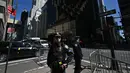 Polisi New York telah memasang barikade di sekitar Trump Tower untuk mengantisipasi penyerahan diri mantan Presiden Donald Trump kepada pihak berwenang pada minggu ini. (Photo by Ed JONES / AFP)