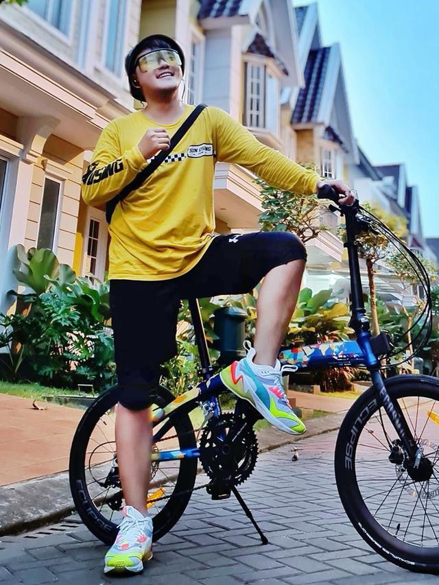 5 Gaya Danang D'Academy saat Bersepeda, Tetap Tampil Stylish