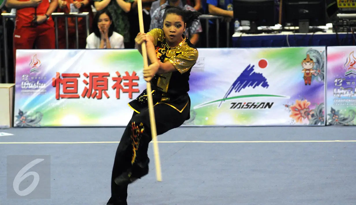 Atlet Wushu Indonesia, Juwita Niza WA saat beraksi di kelas Taulo Womens Nangun Kejuaraan Dunia Wushu ke-13 di Istora Senayan Jakarta, Selasa (17/11/2015). Juwita meraih emas dengan total poin 9.58. (Liputan6.com/Helmi Fithriansyah)
