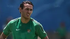Striker Timnas Indonesia, Ezra Walian, saat latihan di Padang Kelab Aman, Kuala Lumpur, Rabu (16/8/2017). Indonesia akan menghadapi Filipina pada laga kedua Grup B SEA Games 2017. (Bola.com/Vitalis Yogi Trisna)