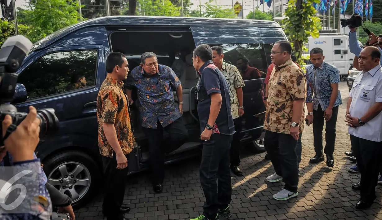 Susilo Bambang Yudhoyono keluar dari mobil saat tiba di Wisma Proklamasi, Jakarta, Jumat (23/9). Kedatangan keluarga SBY untuk menghadiri deklarasi Agus-Sylviana sebagai pasangan di Pilgub DKI 2017. (Liputan6.com/Faizal Fanani)