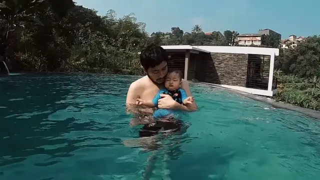 7 Momen Liburan Syahnaz Sadiqah dan Anak Kembarnya Renang di puncak