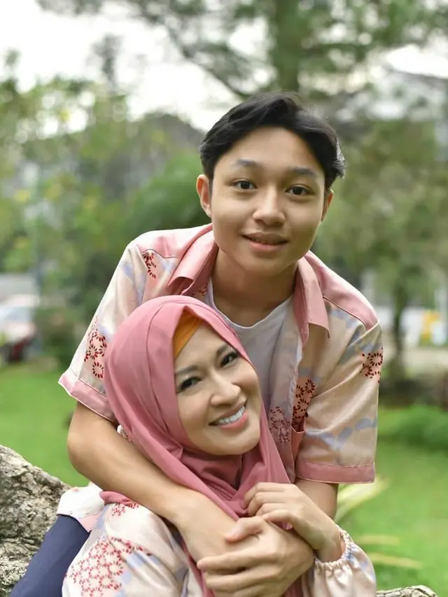 6 Potret Kebersamaan Kiesha Alvaro dan Ibunda, Bak Kakak Adik