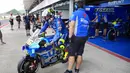 Pembalap SUZUKI ECSTAR asal Spanyol Joan Mir mengendarai sepeda motornya dari garasi saat sesi latihan bebas pertama di Pertamina Mandalika International Street Circuit, Mandalika, Lombok Tengah, Nusa Tenggara Barat, Jumat (18/3/2022). (AP Photo/Achmad Ibrahim)