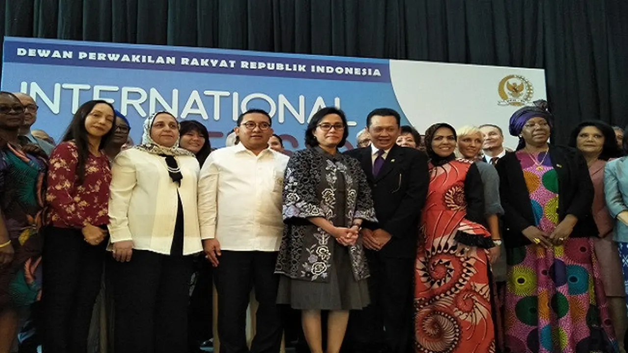 Menteri Keuangan Sri Mulyani Indrawati menerima penghargaan dari DPR RI. (Liputan6.com/ Septian Deny)