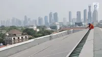 Teknisi mengecek panel pembangkit listrik tenaga surya (PLTS) di atap Gedung Pusat Dakwah Muhammadiyah, Jakarta, Selasa (6/8/2019). PLTS atap ini bertujuan menghemat pemakaian listrik konvensional sekaligus menjadi energi cadangan saat listrik padam. (merdeka.com/Iqbal S. Nugroho)