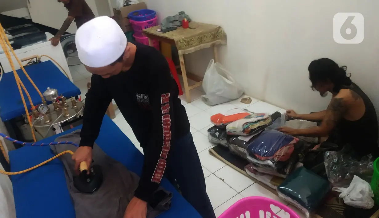 Pagi jelang siang pada sebuah bangunan ruko kompleks pertokoan berlantai tiga di pinggir jalan raya Parung-Ciputat, sekelompok pemuda bertato nampak sibuk melayani beberapa pelanggan menaruh pakaian untuk dilaundry. (merdeka.com/Arie Basuki)