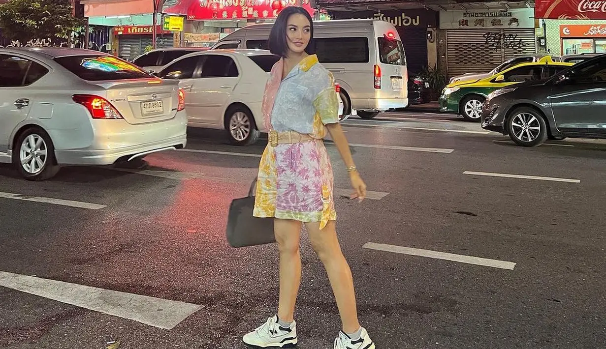<p>Ririn Ekawati saat menikmati suasana malam di sebuah kota di Thailand. Tampil bergaya kasual, penampilan kekinian ibu dua anak ini dipuji makin menawan bak ABG di usianya yang nyaris kepala 4.Netizen memuji penampilan wanita fresh dan awet muda. (Instagram/ririnekawati)</p>