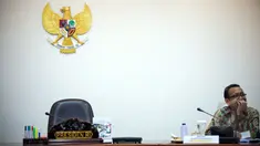 Presiden Joko Widodo memimpin rapat terbatas di Kantor Istana Kepresidenan, Jakarta, Senin (13/4/2015). Tampak, Menteri Sekretaris Negara Pratikno saat menanti dimulainya ratas yang membahas sektor kelautan dan perikanan. (Liputan6.com/Faizal Fanani)