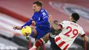 Pemain Leicester City, Marc Albrighton, berebut bola dengan pemain Sheffield United, Kean Bryan, pada laga Liga Inggris di Stadion Brammall Lane, Minggu (6/12/2020). Leicester City menang dengan skor 2-1. (Laurence Griffiths, Pool via AP)