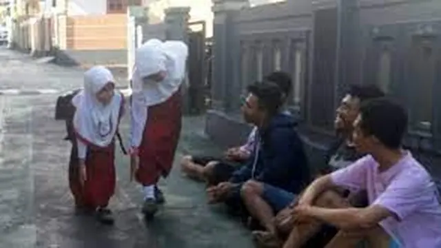 6 Momen Segan Lewat di Depan Tongkrongan, Netizen: Berasa Catwalk