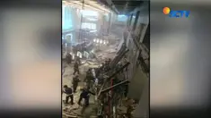 Robohnya balkon Tower II Gedung Bursa Efek Indonesia diduga karena beban berat hingga mengakibatkan penggantung balkon lepas.