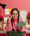 Di tengah tuntutan pekerjaan yang semakin tinggi, lembur sering kali dianggap sebagai solusi instan untuk mengejar target. Padahal, bekerja melebihi jam kerja justru dapat menurunkan kualitas hasil, memicu kelelahan mental, dan mengganggu keseimbangan kehidupan pribadi. (foto/dok: freepik/wayhomestudio)