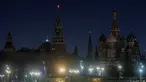 Penampakan Kremlin saat lampu-lampu dimatikan selama Earth Hour di Moskow, Rusia, Sabtu (30/3). (REUTERS/Maxim Shemetov)