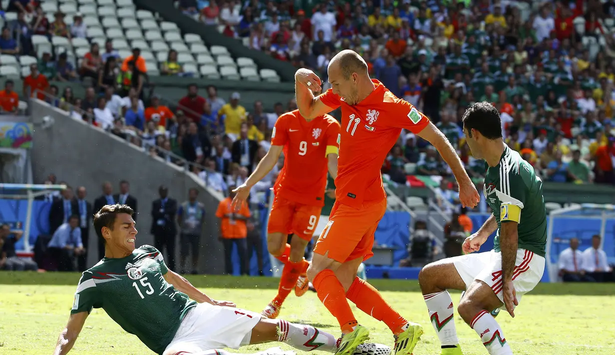 Bek Meksiko, Hector Moreno mengalami patah tulang kering pada kaki kiri saat timnya kalah 1-2 dari Belanda, Brasil, Minggu (29/6/14). (REUTERS/Murad Sezer)