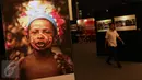 Pengunjung melintas di sekitar lokasi pameran karya foto Papuaku Papuamu di Kuningan City, Jakarta, Selasa (27/12). Sebanyak 117 karya para pewarta foto ditamplkan dalam 40 bingkai. (Liputan6.com/Helmi Fithriansyah)