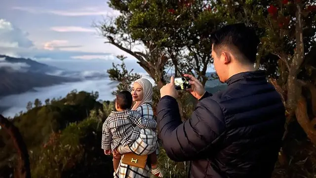 Zaskia Sungkar, Irwansyah, dan Ukkayasa berwisata ke Gunung Bromo. (Foto: Instagram/zaskiasungkar15)