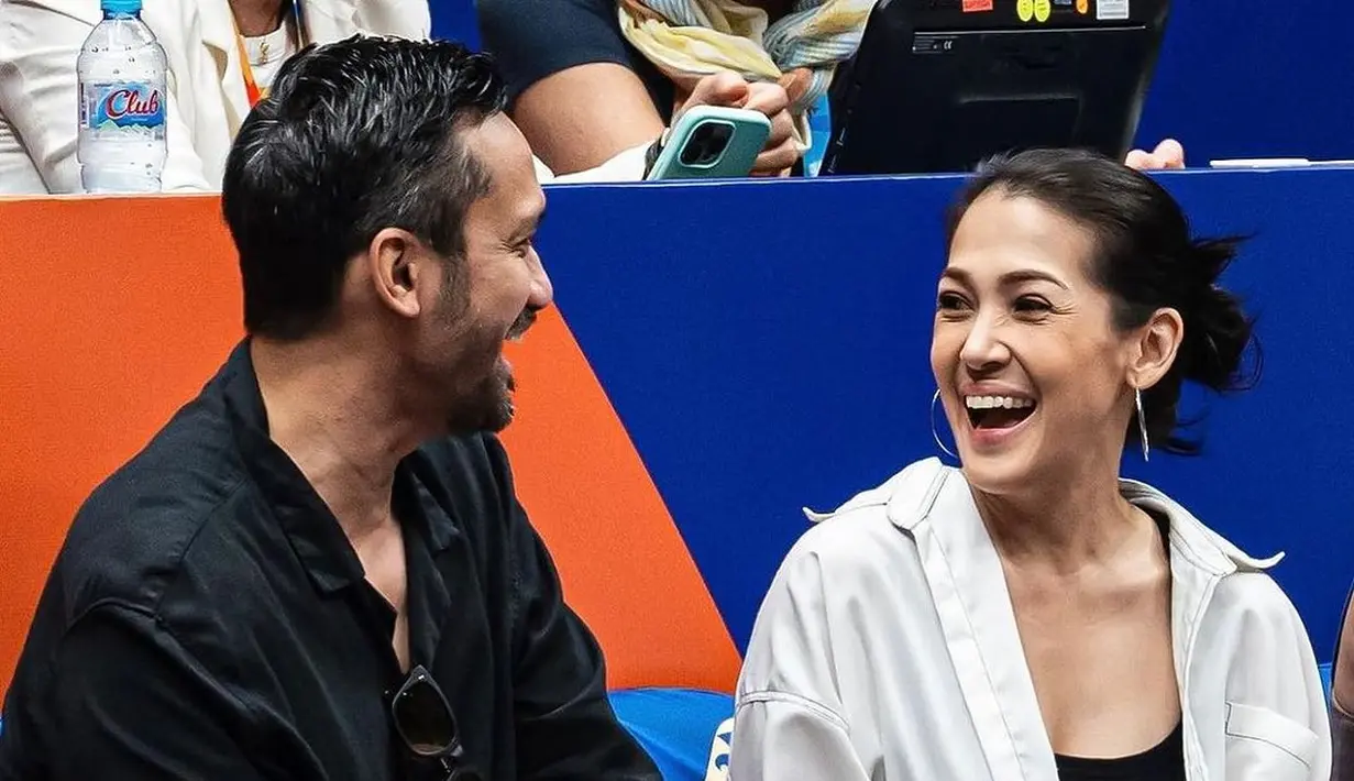 Tora Sudiro dan Mieke Amalia juga tampak menonton pertandingan terakhir FIBA di Jakarta. Tora tampil dengan kemeja hitam lengan pendek celana bermotif macan, sedangkan Mieke tampil kasual dengan tank top hitam ditumpuk oversized long sleeve shirt putih, dan celana jeans. [Foto: Instagram/mieke_amalia]