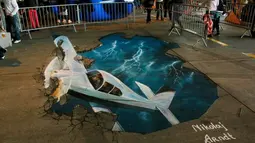 Pesawat dari langit di dunia bawah tanah yang berhasil menembus trotoar. (Source: brilio.net)