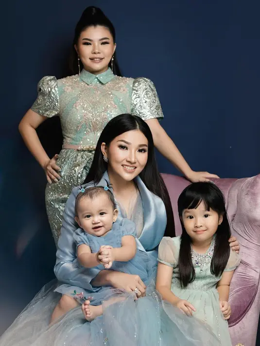 Tak hanya berdua dengan sang anak, Sarwendah ternyata mengajak adiknya yang bernama Wendy untuk menjalani pemotretan ini. Wenda tampil kompak menggunakan baju kembar dengan Thania. Begitu juga dengan Wendy dan Thalia yang sama-sama mengenakan dress warna senada. (Liputan6.com/IG/fdphotography90)