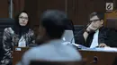 Terdakwa gratifikasi dan suap pemberian izin lokasi perkebunan kelapa sawit, Rita Widyasari (kiri) menyimak keterangan saksi pada sidang di Pengadilan Tipikor, Jakarta, Selasa (3/4). Sidang mendengar keterangan saksi. (Liputan6.com/Helmi Fithriansyah)
